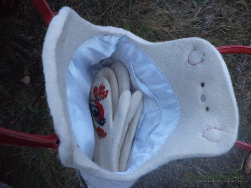 <div style=margin-left:10px><h1>комплект валяный Снегири</h1><p><a href="/catalog/valyanie/">Валяння</a> » <a href="/catalog/valyanie/obschee/">Загальне</a></p><i class="fa fa-map-marker"></i> Донецкая область, Артемовск<br /><br /><div class="socdata"><script src="//yastatic.net/es5-shims/0.0.2/es5-shims.min.js"></script>
                                            <script src="//yastatic.net/share2/share.js"></script>
                                            <div class="ya-share2" data-services="facebook,gplus,twitter,lj,viber,whatsapp,skype" data-counter=""></div></div>