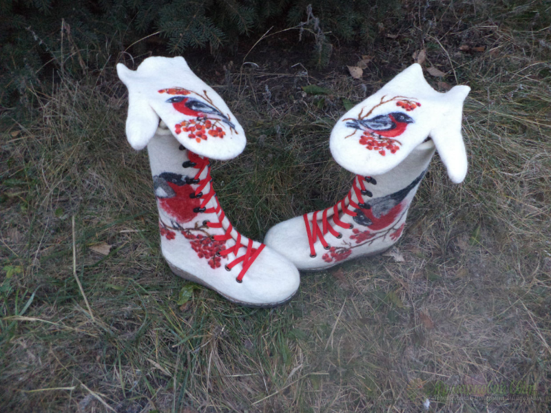 <div style=margin-left:10px><h1>комплект валяный Снегири</h1><p><a href="/catalog/valyanie/">Валяння</a> » <a href="/catalog/valyanie/obschee/">Загальне</a></p><i class="fa fa-map-marker"></i> Донецкая область, Артемовск<br /><br /><div class="socdata"><script src="//yastatic.net/es5-shims/0.0.2/es5-shims.min.js"></script>
                                            <script src="//yastatic.net/share2/share.js"></script>
                                            <div class="ya-share2" data-services="facebook,gplus,twitter,lj,viber,whatsapp,skype" data-counter=""></div></div>