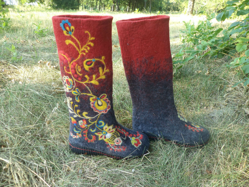 <div style=margin-left:10px><h1>валенки Хохломская роспись</h1><p><a href="/catalog/valyanie/">Валяння</a> » <a href="/catalog/valyanie/obschee/">Загальне</a></p><i class="fa fa-map-marker"></i> Донецкая область, Артемовск<br /><br /><div class="socdata"><script src="//yastatic.net/es5-shims/0.0.2/es5-shims.min.js"></script>
                                            <script src="//yastatic.net/share2/share.js"></script>
                                            <div class="ya-share2" data-services="facebook,gplus,twitter,lj,viber,whatsapp,skype" data-counter=""></div></div>