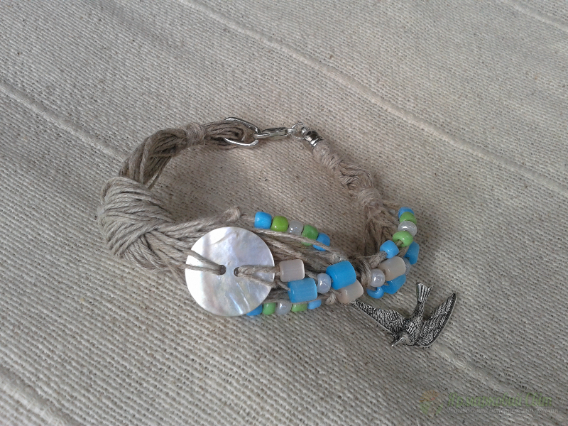 <div style=margin-left:10px><h1>Браслеты из натуральной льняной нити ручной работы</h1><p><a href="/catalog/ukrasheniya/">Прикраси</a> » <a href="/catalog/ukrasheniya/aksessuary/">Аксесуари</a></p><i class="fa fa-map-marker"></i> Херсонская область, Херсон<br /><br /><div class="socdata"><script src="//yastatic.net/es5-shims/0.0.2/es5-shims.min.js"></script>
                                            <script src="//yastatic.net/share2/share.js"></script>
                                            <div class="ya-share2" data-services="facebook,gplus,twitter,lj,viber,whatsapp,skype" data-counter=""></div></div>