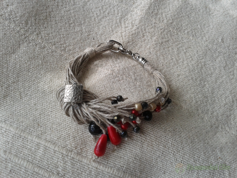 <div style=margin-left:10px><h1>Браслеты из натуральной льняной нити ручной работы</h1><p><a href="/catalog/ukrasheniya/">Прикраси</a> » <a href="/catalog/ukrasheniya/aksessuary/">Аксесуари</a></p><i class="fa fa-map-marker"></i> Херсонская область, Херсон<br /><br /><div class="socdata"><script src="//yastatic.net/es5-shims/0.0.2/es5-shims.min.js"></script>
                                            <script src="//yastatic.net/share2/share.js"></script>
                                            <div class="ya-share2" data-services="facebook,gplus,twitter,lj,viber,whatsapp,skype" data-counter=""></div></div>