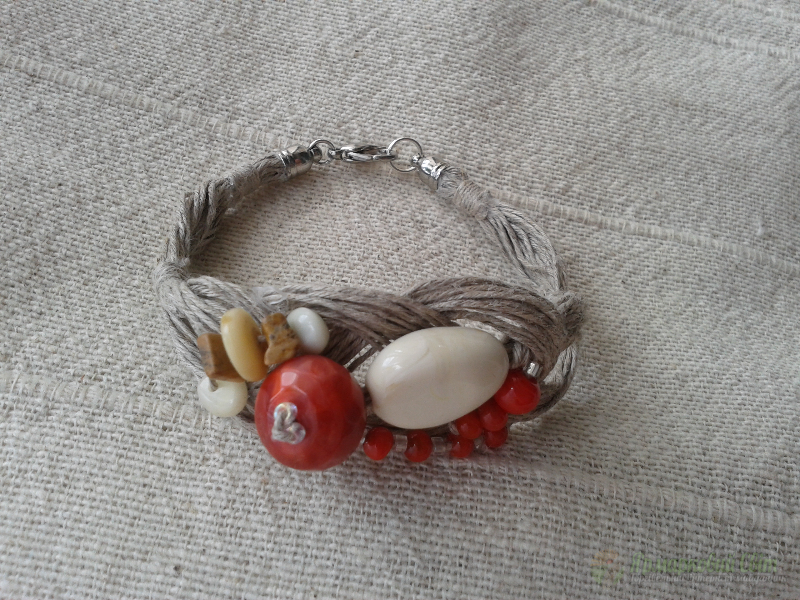 <div style=margin-left:10px><h1>Браслеты из натуральной льняной нити ручной работы</h1><p><a href="/catalog/ukrasheniya/">Прикраси</a> » <a href="/catalog/ukrasheniya/aksessuary/">Аксесуари</a></p><i class="fa fa-map-marker"></i> Херсонская область, Херсон<br /><br /><div class="socdata"><script src="//yastatic.net/es5-shims/0.0.2/es5-shims.min.js"></script>
                                            <script src="//yastatic.net/share2/share.js"></script>
                                            <div class="ya-share2" data-services="facebook,gplus,twitter,lj,viber,whatsapp,skype" data-counter=""></div></div>