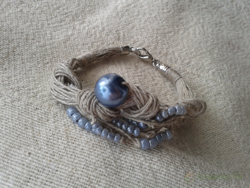 <div style=margin-left:10px><h1>Браслеты из натуральной льняной нити ручной работы</h1><p><a href="/catalog/ukrasheniya/">Прикраси</a> » <a href="/catalog/ukrasheniya/aksessuary/">Аксесуари</a></p><i class="fa fa-map-marker"></i> Херсонская область, Херсон<br /><br /><script src="//yastatic.net/es5-shims/0.0.2/es5-shims.min.js"></script>
                                            <script src="//yastatic.net/share2/share.js"></script>
                                            <div class="ya-share2" data-services="facebook,gplus,twitter,lj,viber,whatsapp,skype" data-counter=""></div><br /><div class="socdata"></div></div>