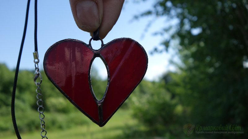 <div style=margin-left:10px><h1>Кулон Сердце</h1><p><a href="/catalog/ukrasheniya/">Прикраси</a> » <a href="/catalog/ukrasheniya/aksessuary/">Аксесуари</a></p><i class="fa fa-map-marker"></i> Закарпатская область, Мукачево<br /><br /><div class="socdata"><script src="//yastatic.net/es5-shims/0.0.2/es5-shims.min.js"></script>
                                            <script src="//yastatic.net/share2/share.js"></script>
                                            <div class="ya-share2" data-services="facebook,gplus,twitter,lj,viber,whatsapp,skype" data-counter=""></div></div>