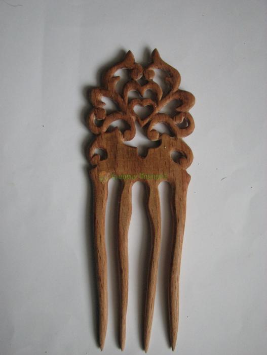 <div style=margin-left:10px><h1>Гребень деревянный вырезанный из корня ореха, сливы и абрикоса.</h1><p><a href="/catalog/kosmetika/">Косметика</a> » <a href="/catalog/kosmetika/dlya-volos/">Для волосся
</a></p><i class="fa fa-map-marker"></i> Киевская область, Киев<br /><br /><div class="socdata"><script src="//yastatic.net/es5-shims/0.0.2/es5-shims.min.js"></script>
                                            <script src="//yastatic.net/share2/share.js"></script>
                                            <div class="ya-share2" data-services="facebook,gplus,twitter,lj,viber,whatsapp,skype" data-counter=""></div></div>