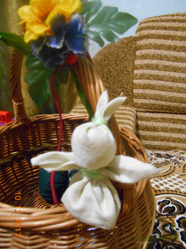 <div style=margin-left:10px><h1>Лялька-мотанка</h1><p><a href="/catalog/podarki--suveniry/">Подарунки, сувеніри</a> » <a href="/catalog/podarki--suveniry/suveniry/">Сувеніри</a></p><i class="fa fa-map-marker"></i> Полтавская область, Великая Багачка<br /><br /><div class="socdata"><script src="//yastatic.net/es5-shims/0.0.2/es5-shims.min.js"></script>
                                            <script src="//yastatic.net/share2/share.js"></script>
                                            <div class="ya-share2" data-services="facebook,gplus,twitter,lj,viber,whatsapp,skype" data-counter=""></div></div>