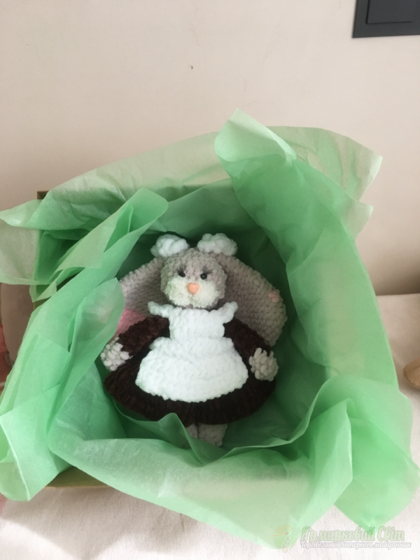 <div style=margin-left:10px><h1>Игрушка - Зайчик Школьница</h1><p><a href="/catalog/ukrasheniya/">Прикраси</a> » <a href="/catalog/ukrasheniya/igrushki/">Iграшки</a></p><i class="fa fa-map-marker"></i> Киевская область, Киев<br /><br /><div class="socdata"><script src="//yastatic.net/es5-shims/0.0.2/es5-shims.min.js"></script>
                                            <script src="//yastatic.net/share2/share.js"></script>
                                            <div class="ya-share2" data-services="facebook,gplus,twitter,lj,viber,whatsapp,skype" data-counter=""></div></div>