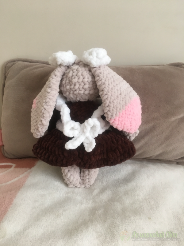 <div style=margin-left:10px><h1>Игрушка - Зайчик Школьница</h1><p><a href="/catalog/ukrasheniya/">Прикраси</a> » <a href="/catalog/ukrasheniya/igrushki/">Iграшки</a></p><i class="fa fa-map-marker"></i> Киевская область, Киев<br /><br /><div class="socdata"><script src="//yastatic.net/es5-shims/0.0.2/es5-shims.min.js"></script>
                                            <script src="//yastatic.net/share2/share.js"></script>
                                            <div class="ya-share2" data-services="facebook,gplus,twitter,lj,viber,whatsapp,skype" data-counter=""></div></div>