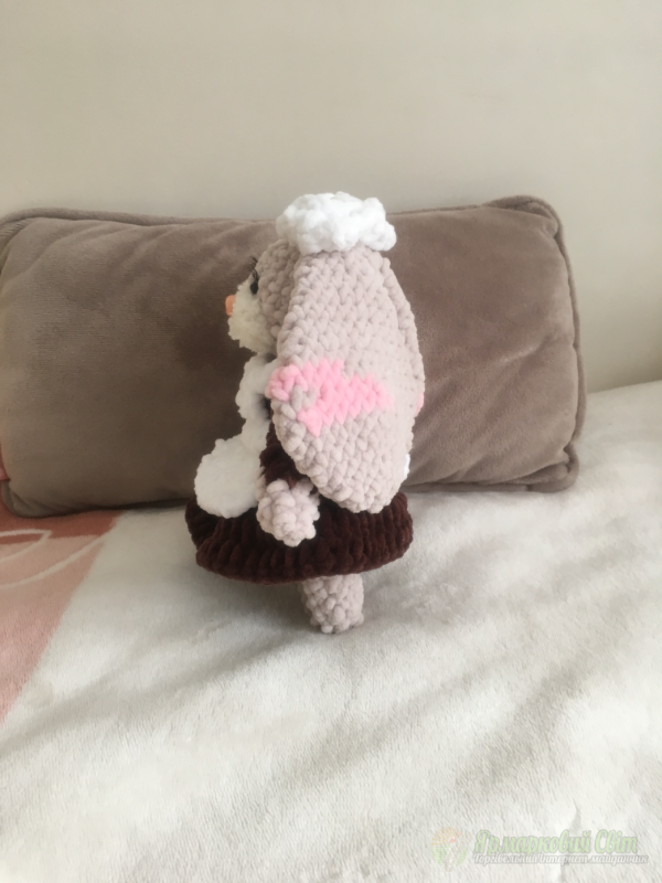 <div style=margin-left:10px><h1>Игрушка - Зайчик Школьница</h1><p><a href="/catalog/ukrasheniya/">Прикраси</a> » <a href="/catalog/ukrasheniya/igrushki/">Iграшки</a></p><i class="fa fa-map-marker"></i> Киевская область, Киев<br /><br /><div class="socdata"><script src="//yastatic.net/es5-shims/0.0.2/es5-shims.min.js"></script>
                                            <script src="//yastatic.net/share2/share.js"></script>
                                            <div class="ya-share2" data-services="facebook,gplus,twitter,lj,viber,whatsapp,skype" data-counter=""></div></div>