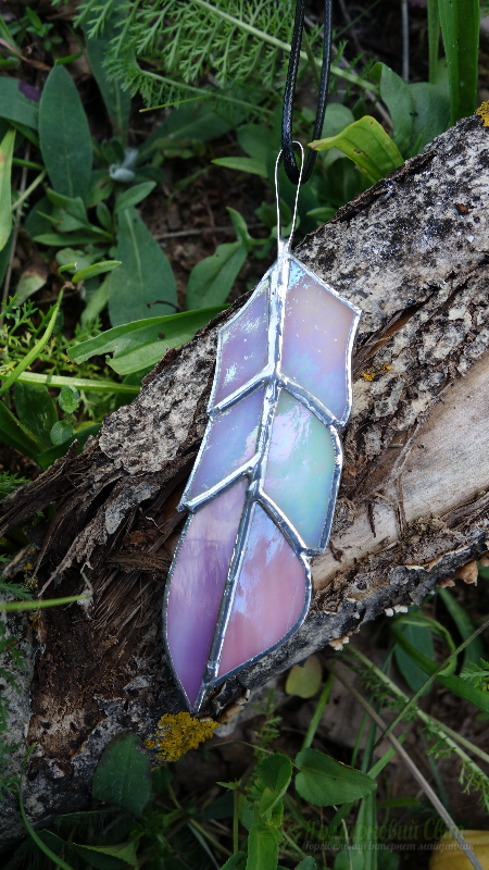 <div style=margin-left:10px><h1>Кулон, подвеска Перо.</h1><p><a href="/catalog/bijuteriya/">Біжутерія</a> » <a href="/catalog/bijuteriya/kulony/">Кулони</a></p><i class="fa fa-map-marker"></i> Закарпатская область, Мукачево<br /><br /><div class="socdata"><script src="//yastatic.net/es5-shims/0.0.2/es5-shims.min.js"></script>
                                            <script src="//yastatic.net/share2/share.js"></script>
                                            <div class="ya-share2" data-services="facebook,gplus,twitter,lj,viber,whatsapp,skype" data-counter=""></div></div>