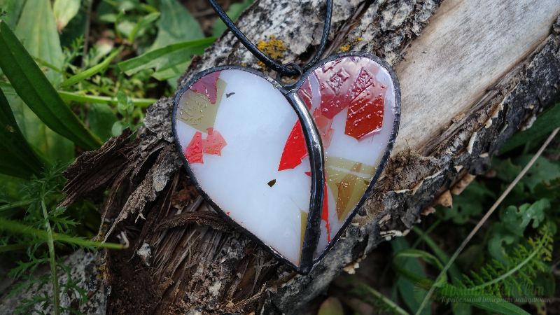 <div style=margin-left:10px><h1>Кулон, подвеска Сердце.</h1><p><a href="/catalog/bijuteriya/">Біжутерія</a> » <a href="/catalog/bijuteriya/kulony/">Кулони</a></p><i class="fa fa-map-marker"></i> Закарпатская область, Мукачево<br /><br /><div class="socdata"><script src="//yastatic.net/es5-shims/0.0.2/es5-shims.min.js"></script>
                                            <script src="//yastatic.net/share2/share.js"></script>
                                            <div class="ya-share2" data-services="facebook,gplus,twitter,lj,viber,whatsapp,skype" data-counter=""></div></div>