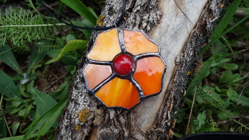 <div style=margin-left:10px><h1>Кулон, подвеска Цветок.</h1><p><a href="/catalog/bijuteriya/">Біжутерія</a> » <a href="/catalog/bijuteriya/kulony/">Кулони</a></p><i class="fa fa-map-marker"></i> Закарпатская область, Мукачево<br /><br /><div class="socdata"><script src="//yastatic.net/es5-shims/0.0.2/es5-shims.min.js"></script>
                                            <script src="//yastatic.net/share2/share.js"></script>
                                            <div class="ya-share2" data-services="facebook,gplus,twitter,lj,viber,whatsapp,skype" data-counter=""></div></div>