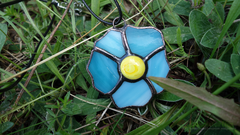 <div style=margin-left:10px><h1>Кулон, подвеска Цветок.</h1><p><a href="/catalog/bijuteriya/">Біжутерія</a> » <a href="/catalog/bijuteriya/kulony/">Кулони</a></p><i class="fa fa-map-marker"></i> Закарпатская область, Мукачево<br /><br /><div class="socdata"><script src="//yastatic.net/es5-shims/0.0.2/es5-shims.min.js"></script>
                                            <script src="//yastatic.net/share2/share.js"></script>
                                            <div class="ya-share2" data-services="facebook,gplus,twitter,lj,viber,whatsapp,skype" data-counter=""></div></div>