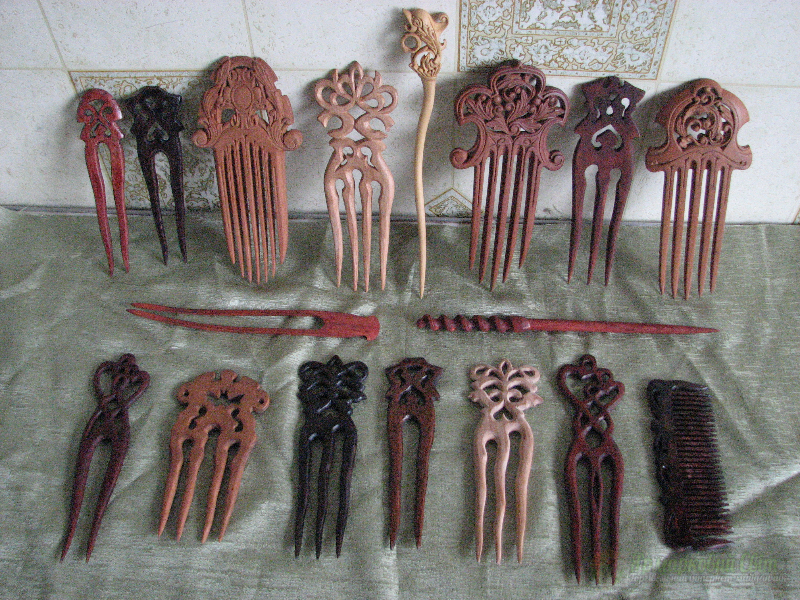 <div style=margin-left:10px><h1>Деревянные заколки вырезанные из корней сливы, абрикоса, вишни.</h1><p><a href="/catalog/aksessuary/">Аксесуари</a> » <a href="/catalog/aksessuary/zakolki--zajimy/">Шпильки, затискачі</a></p><i class="fa fa-map-marker"></i> Киевская область, Киев<br /><br /><div class="socdata"><script src="//yastatic.net/es5-shims/0.0.2/es5-shims.min.js"></script>
                                            <script src="//yastatic.net/share2/share.js"></script>
                                            <div class="ya-share2" data-services="facebook,gplus,twitter,lj,viber,whatsapp,skype" data-counter=""></div></div>