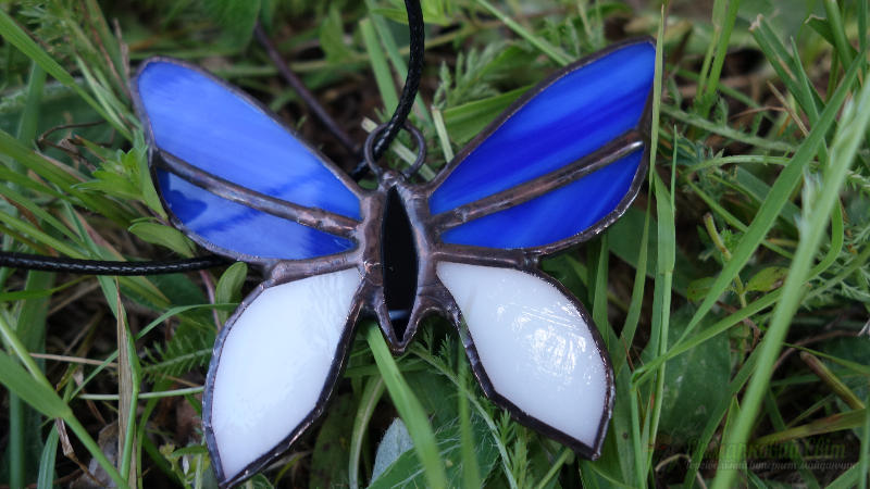 <div style=margin-left:10px><h1>Кулон, подвеска Бабочка</h1><p><a href="/catalog/bijuteriya/">Біжутерія</a> » <a href="/catalog/bijuteriya/kulony/">Кулони</a></p><i class="fa fa-map-marker"></i> Закарпатская область, Мукачево<br /><br /><div class="socdata"><script src="//yastatic.net/es5-shims/0.0.2/es5-shims.min.js"></script>
                                            <script src="//yastatic.net/share2/share.js"></script>
                                            <div class="ya-share2" data-services="facebook,gplus,twitter,lj,viber,whatsapp,skype" data-counter=""></div></div>