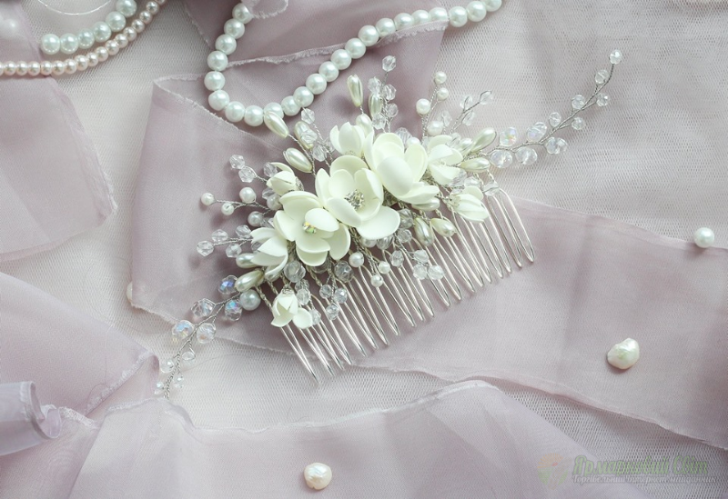 <div style=margin-left:10px><h1>Свадебный гребень</h1><p><a href="/catalog/aksessuary/">Аксесуари</a> » <a href="/catalog/aksessuary/grebeshki/">Гребінці</a></p><i class="fa fa-map-marker"></i> Киевская область, Киев<br /><br /><div class="socdata"><script src="//yastatic.net/es5-shims/0.0.2/es5-shims.min.js"></script>
                                            <script src="//yastatic.net/share2/share.js"></script>
                                            <div class="ya-share2" data-services="facebook,gplus,twitter,lj,viber,whatsapp,skype" data-counter=""></div></div>