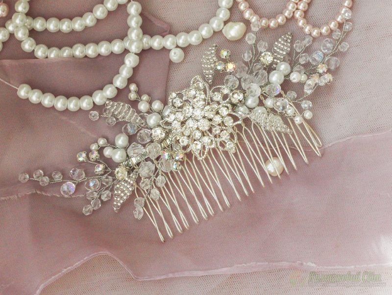 <div style=margin-left:10px><h1>Гребень, гребешок, веточка из бусин, украшение из бусин</h1><p><a href="/catalog/aksessuary/">Аксесуари</a> » <a href="/catalog/aksessuary/grebeshki/">Гребінці</a></p><i class="fa fa-map-marker"></i> Киевская область, Киев<br /><br /><div class="socdata"><script src="//yastatic.net/es5-shims/0.0.2/es5-shims.min.js"></script>
                                            <script src="//yastatic.net/share2/share.js"></script>
                                            <div class="ya-share2" data-services="facebook,gplus,twitter,lj,viber,whatsapp,skype" data-counter=""></div></div>