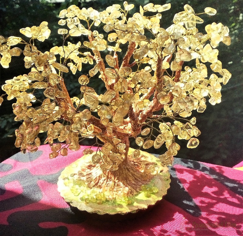 <div style=margin-left:10px><h1>Деревья из крошки натурального поделочного камня</h1><p><a href="/catalog/ukrasheniya/">Прикраси</a> » <a href="/catalog/ukrasheniya/podarki/">Подарунки</a></p><i class="fa fa-map-marker"></i> Одесская область, Одесса<br /><br /><div class="socdata"><script src="//yastatic.net/es5-shims/0.0.2/es5-shims.min.js"></script>
                                            <script src="//yastatic.net/share2/share.js"></script>
                                            <div class="ya-share2" data-services="facebook,gplus,twitter,lj,viber,whatsapp,skype" data-counter=""></div></div>