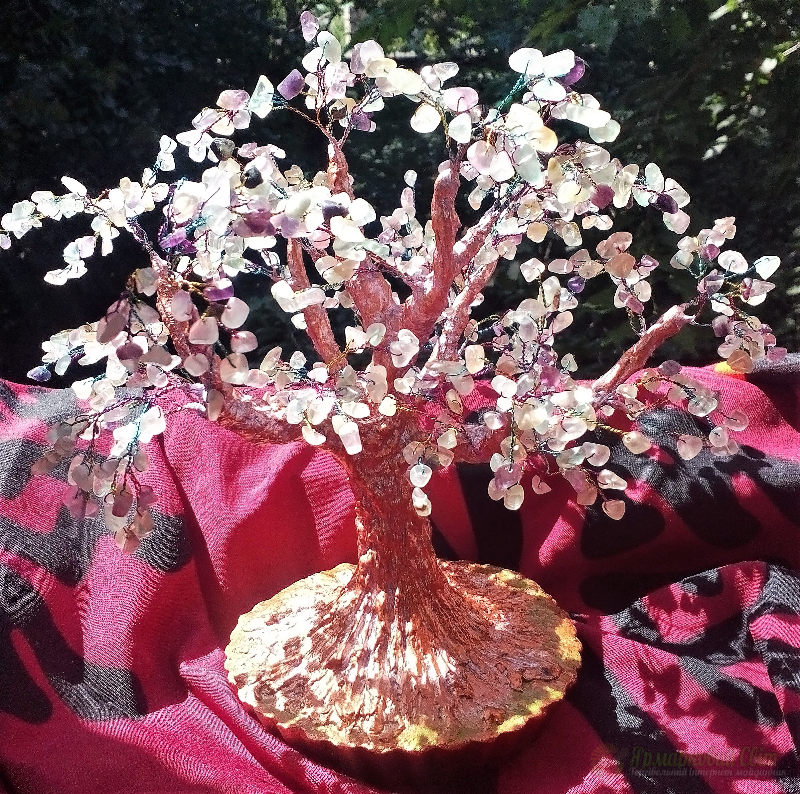 <div style=margin-left:10px><h1>Деревья из крошки натурального поделочного камня</h1><p><a href="/catalog/ukrasheniya/">Прикраси</a> » <a href="/catalog/ukrasheniya/podarki/">Подарунки</a></p><i class="fa fa-map-marker"></i> Одесская область, Одесса<br /><br /><div class="socdata"><script src="//yastatic.net/es5-shims/0.0.2/es5-shims.min.js"></script>
                                            <script src="//yastatic.net/share2/share.js"></script>
                                            <div class="ya-share2" data-services="facebook,gplus,twitter,lj,viber,whatsapp,skype" data-counter=""></div></div>