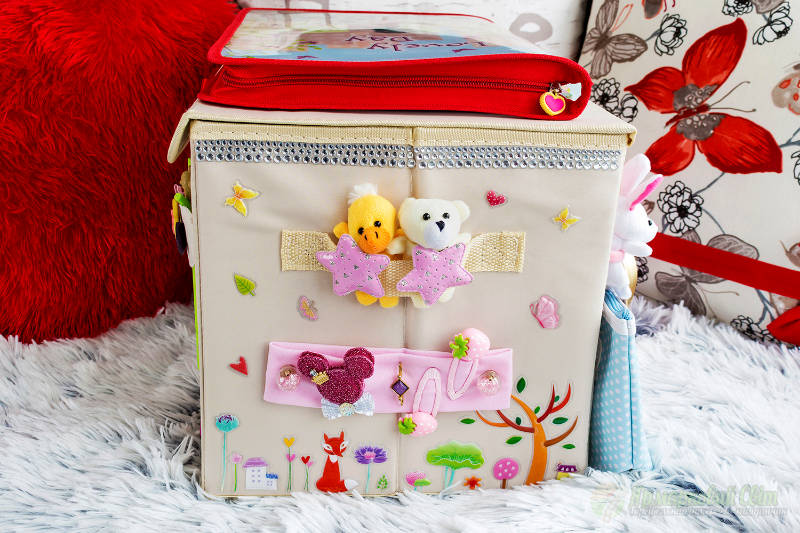 <div style=margin-left:10px><h1>Подарочная коробочка для игрушек "все в одном" - бизи-борд для девочки 4-8 лет</h1><p><a href="/catalog/ukrasheniya/">Прикраси</a> » <a href="/catalog/ukrasheniya/igrushki/">Iграшки</a></p><i class="fa fa-map-marker"></i> Хмельницкая область, Хмельницкий<br /><br /><div class="socdata"><script src="//yastatic.net/es5-shims/0.0.2/es5-shims.min.js"></script>
                                            <script src="//yastatic.net/share2/share.js"></script>
                                            <div class="ya-share2" data-services="facebook,gplus,twitter,lj,viber,whatsapp,skype" data-counter=""></div></div>