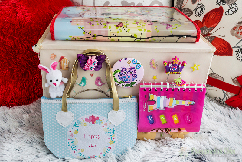 <div style=margin-left:10px><h1>Подарочная коробочка для игрушек "все в одном" - бизи-борд для девочки 4-8 лет</h1><p><a href="/catalog/ukrasheniya/">Прикраси</a> » <a href="/catalog/ukrasheniya/igrushki/">Iграшки</a></p><i class="fa fa-map-marker"></i> Хмельницкая область, Хмельницкий<br /><br /><div class="socdata"><script src="//yastatic.net/es5-shims/0.0.2/es5-shims.min.js"></script>
                                            <script src="//yastatic.net/share2/share.js"></script>
                                            <div class="ya-share2" data-services="facebook,gplus,twitter,lj,viber,whatsapp,skype" data-counter=""></div></div>