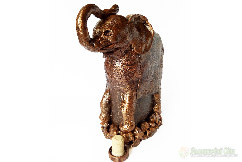 <div style=margin-left:10px><h1>Сувенирная бутылка «Слон достатка» Слон с поднятым хоботом по фен-шуй </h1><p><a href="/catalog/podarki--suveniry/">Подарунки, сувеніри</a> » <a href="/catalog/podarki--suveniry/podarki/">Подарунки</a></p><i class="fa fa-map-marker"></i> Донецкая область, Мариуполь<br /><br /><div class="socdata"><script src="//yastatic.net/es5-shims/0.0.2/es5-shims.min.js"></script>
                                            <script src="//yastatic.net/share2/share.js"></script>
                                            <div class="ya-share2" data-services="facebook,gplus,twitter,lj,viber,whatsapp,skype" data-counter=""></div></div>