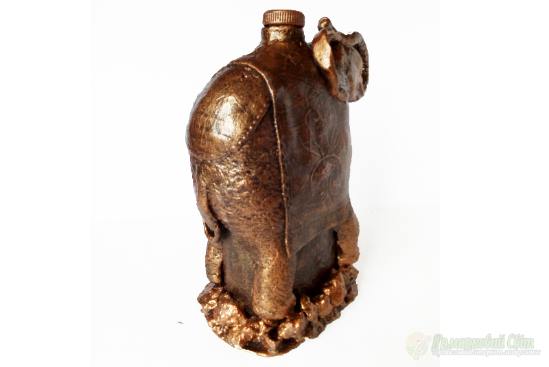 <div style=margin-left:10px><h1>Сувенирная бутылка «Слон достатка» Слон с поднятым хоботом по фен-шуй </h1><p><a href="/catalog/podarki--suveniry/">Подарунки, сувеніри</a> » <a href="/catalog/podarki--suveniry/podarki/">Подарунки</a></p><i class="fa fa-map-marker"></i> Донецкая область, Мариуполь<br /><br /><div class="socdata"><script src="//yastatic.net/es5-shims/0.0.2/es5-shims.min.js"></script>
                                            <script src="//yastatic.net/share2/share.js"></script>
                                            <div class="ya-share2" data-services="facebook,gplus,twitter,lj,viber,whatsapp,skype" data-counter=""></div></div>