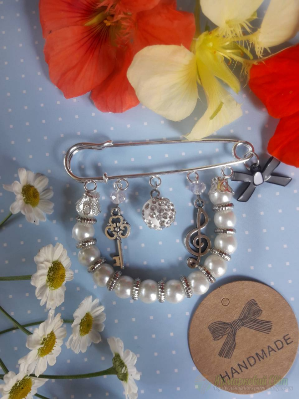 <div style=margin-left:10px><h1>Булавка оберег от сглаза</h1><p><a href="/catalog/ukrasheniya/">Прикраси</a> » <a href="/catalog/ukrasheniya/aksessuary/">Аксесуари</a></p><i class="fa fa-map-marker"></i> Сумская область, Лебедин<br /><br /><div class="socdata"><script src="//yastatic.net/es5-shims/0.0.2/es5-shims.min.js"></script>
                                            <script src="//yastatic.net/share2/share.js"></script>
                                            <div class="ya-share2" data-services="facebook,gplus,twitter,lj,viber,whatsapp,skype" data-counter=""></div></div>