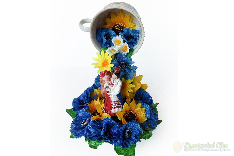 <div style=margin-left:10px><h1>Топиарий парящая чашка Квітуча Україна Оригинальный украинский сувенир в подарок </h1><p><a href="/catalog/podarki--suveniry/">Подарунки, сувеніри</a> » <a href="/catalog/podarki--suveniry/podarki/">Подарунки</a></p><i class="fa fa-map-marker"></i> Донецкая область, Мариуполь<br /><br /><div class="socdata"><script src="//yastatic.net/es5-shims/0.0.2/es5-shims.min.js"></script>
                                            <script src="//yastatic.net/share2/share.js"></script>
                                            <div class="ya-share2" data-services="facebook,gplus,twitter,lj,viber,whatsapp,skype" data-counter=""></div></div>