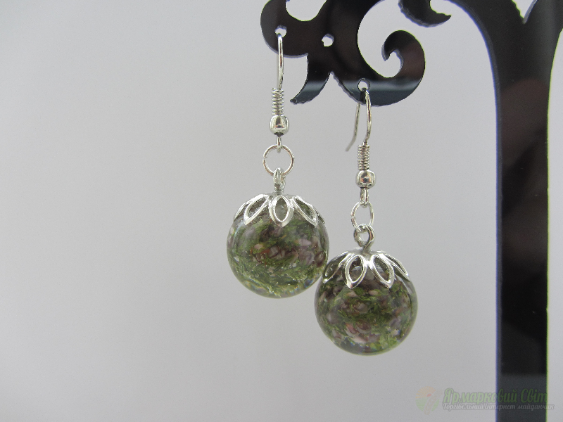 <div style=margin-left:10px><h1>Сережки з ювелірної епоксидної смоли</h1><p><a href="/catalog/ukrasheniya/">Прикраси</a> » <a href="/catalog/ukrasheniya/aksessuary/">Аксесуари</a></p><i class="fa fa-map-marker"></i> Киевская область, Киев<br /><br /><div class="socdata"><script src="//yastatic.net/es5-shims/0.0.2/es5-shims.min.js"></script>
                                            <script src="//yastatic.net/share2/share.js"></script>
                                            <div class="ya-share2" data-services="facebook,gplus,twitter,lj,viber,whatsapp,skype" data-counter=""></div></div>