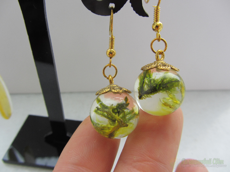 <div style=margin-left:10px><h1>Сережки з ювелірної епоксидної смоли</h1><p><a href="/catalog/ukrasheniya/">Прикраси</a> » <a href="/catalog/ukrasheniya/aksessuary/">Аксесуари</a></p><i class="fa fa-map-marker"></i> Киевская область, Киев<br /><br /><div class="socdata"><script src="//yastatic.net/es5-shims/0.0.2/es5-shims.min.js"></script>
                                            <script src="//yastatic.net/share2/share.js"></script>
                                            <div class="ya-share2" data-services="facebook,gplus,twitter,lj,viber,whatsapp,skype" data-counter=""></div></div>