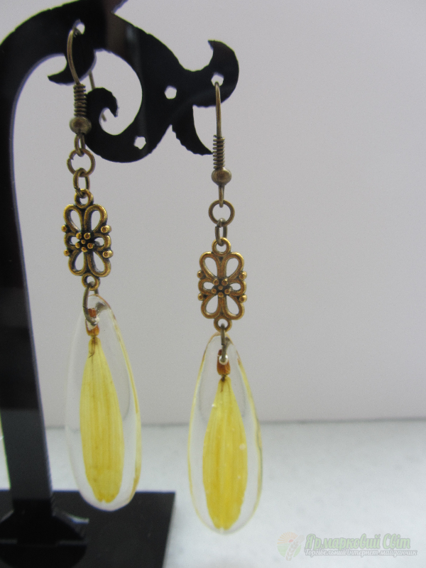 <div style=margin-left:10px><h1>Сережки з ювелірної епоксидної смоли</h1><p><a href="/catalog/ukrasheniya/">Прикраси</a> » <a href="/catalog/ukrasheniya/aksessuary/">Аксесуари</a></p><i class="fa fa-map-marker"></i> Киевская область, Киев<br /><br /><div class="socdata"><script src="//yastatic.net/es5-shims/0.0.2/es5-shims.min.js"></script>
                                            <script src="//yastatic.net/share2/share.js"></script>
                                            <div class="ya-share2" data-services="facebook,gplus,twitter,lj,viber,whatsapp,skype" data-counter=""></div></div>