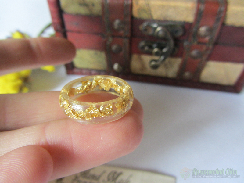 <div style=margin-left:10px><h1>Персні з ювелірної смоли</h1><p><a href="/catalog/ukrasheniya/">Прикраси</a> » <a href="/catalog/ukrasheniya/aksessuary/">Аксесуари</a></p><i class="fa fa-map-marker"></i> Киевская область, Киев<br /><br /><div class="socdata"><script src="//yastatic.net/es5-shims/0.0.2/es5-shims.min.js"></script>
                                            <script src="//yastatic.net/share2/share.js"></script>
                                            <div class="ya-share2" data-services="facebook,gplus,twitter,lj,viber,whatsapp,skype" data-counter=""></div></div>