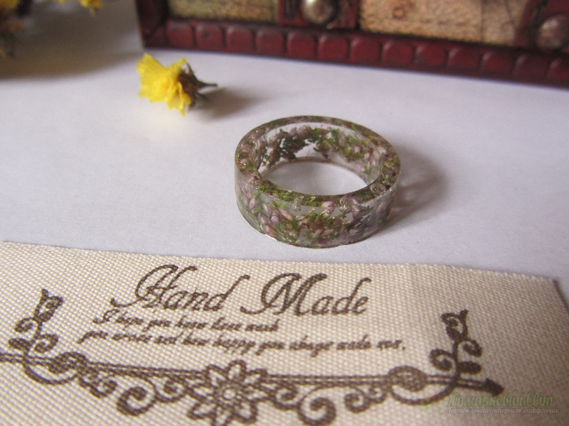 <div style=margin-left:10px><h1>Персні з ювелірної смоли</h1><p><a href="/catalog/ukrasheniya/">Прикраси</a> » <a href="/catalog/ukrasheniya/aksessuary/">Аксесуари</a></p><i class="fa fa-map-marker"></i> Киевская область, Киев<br /><br /><div class="socdata"><script src="//yastatic.net/es5-shims/0.0.2/es5-shims.min.js"></script>
                                            <script src="//yastatic.net/share2/share.js"></script>
                                            <div class="ya-share2" data-services="facebook,gplus,twitter,lj,viber,whatsapp,skype" data-counter=""></div></div>