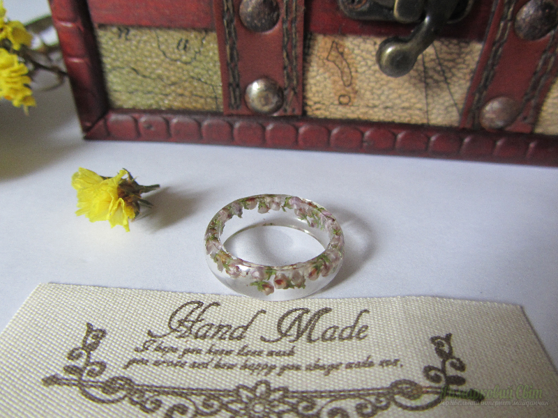 <div style=margin-left:10px><h1>Персні з ювелірної смоли</h1><p><a href="/catalog/ukrasheniya/">Прикраси</a> » <a href="/catalog/ukrasheniya/aksessuary/">Аксесуари</a></p><i class="fa fa-map-marker"></i> Киевская область, Киев<br /><br /><div class="socdata"><script src="//yastatic.net/es5-shims/0.0.2/es5-shims.min.js"></script>
                                            <script src="//yastatic.net/share2/share.js"></script>
                                            <div class="ya-share2" data-services="facebook,gplus,twitter,lj,viber,whatsapp,skype" data-counter=""></div></div>