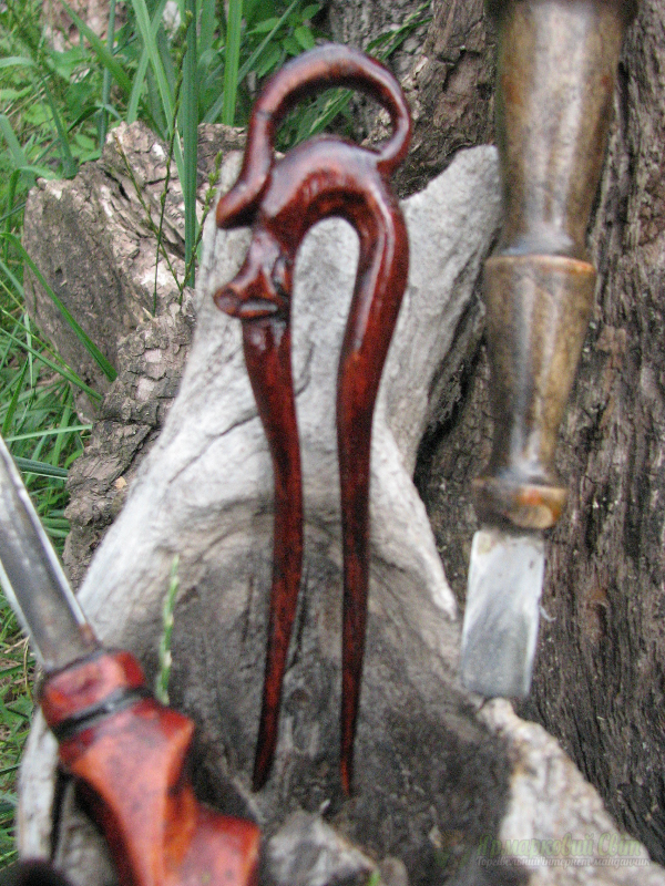 <div style=margin-left:10px><h1>Авторская деревянная заколка из комеля алычи " Грация".</h1><p><a href="/catalog/kosmetika/">Косметика</a> » <a href="/catalog/kosmetika/dlya-volos/">Для волосся
</a></p><i class="fa fa-map-marker"></i> Киевская область, Киев<br /><br /><div class="socdata"><script src="//yastatic.net/es5-shims/0.0.2/es5-shims.min.js"></script>
                                            <script src="//yastatic.net/share2/share.js"></script>
                                            <div class="ya-share2" data-services="facebook,gplus,twitter,lj,viber,whatsapp,skype" data-counter=""></div></div>