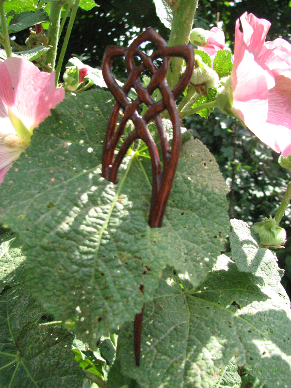 <div style=margin-left:10px><h1>Деревянная заколка вырезанная из граба </h1><p><a href="/catalog/ukrasheniya/">Прикраси</a> » <a href="/catalog/ukrasheniya/aksessuary/">Аксесуари</a></p><i class="fa fa-map-marker"></i> Киевская область, Киев<br /><br /><div class="socdata"><script src="//yastatic.net/es5-shims/0.0.2/es5-shims.min.js"></script>
                                            <script src="//yastatic.net/share2/share.js"></script>
                                            <div class="ya-share2" data-services="facebook,gplus,twitter,lj,viber,whatsapp,skype" data-counter=""></div></div>