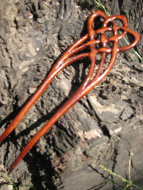 <div style=margin-left:10px><h1>Деревянная заколка вырезанная из граба </h1><p><a href="/catalog/ukrasheniya/">Прикраси</a> » <a href="/catalog/ukrasheniya/aksessuary/">Аксесуари</a></p><i class="fa fa-map-marker"></i> Киевская область, Киев<br /><br /><script src="//yastatic.net/es5-shims/0.0.2/es5-shims.min.js"></script>
                                            <script src="//yastatic.net/share2/share.js"></script>
                                            <div class="ya-share2" data-services="facebook,gplus,twitter,lj,viber,whatsapp,skype" data-counter=""></div><br /><div class="socdata"></div></div>