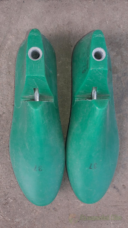 <div style=margin-left:10px><h1>Обувные колодки для валяния.</h1><p><a href="/catalog/valyanie/">Валяння</a> » <a href="/catalog/valyanie/obschee/">Загальне</a></p><i class="fa fa-map-marker"></i> Харьковская область, Валки<br /><br /><div class="socdata"><script src="//yastatic.net/es5-shims/0.0.2/es5-shims.min.js"></script>
                                            <script src="//yastatic.net/share2/share.js"></script>
                                            <div class="ya-share2" data-services="facebook,gplus,twitter,lj,viber,whatsapp,skype" data-counter=""></div></div>