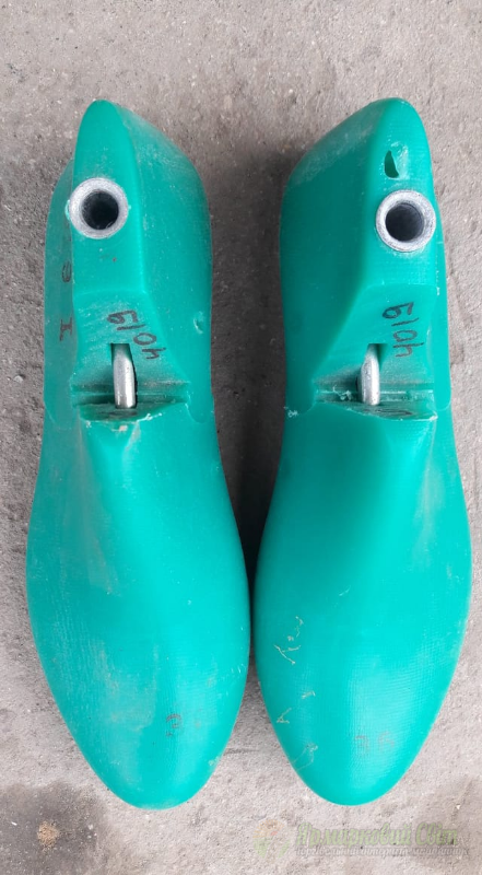 <div style=margin-left:10px><h1>Обувные колодки для валяния.</h1><p><a href="/catalog/valyanie/">Валяння</a> » <a href="/catalog/valyanie/obschee/">Загальне</a></p><i class="fa fa-map-marker"></i> Харьковская область, Валки<br /><br /><div class="socdata"><script src="//yastatic.net/es5-shims/0.0.2/es5-shims.min.js"></script>
                                            <script src="//yastatic.net/share2/share.js"></script>
                                            <div class="ya-share2" data-services="facebook,gplus,twitter,lj,viber,whatsapp,skype" data-counter=""></div></div>