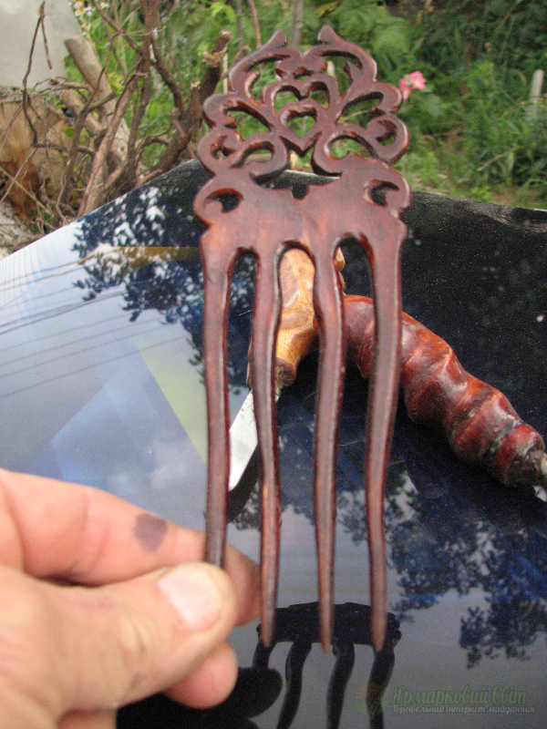 <div style=margin-left:10px><h1>Авторский деревянный гребень- заколка "Барокко".</h1><p><a href="/catalog/ukrasheniya/">Прикраси</a> » <a href="/catalog/ukrasheniya/aksessuary/">Аксесуари</a></p><i class="fa fa-map-marker"></i> Киевская область, Киев<br /><br /><div class="socdata"><script src="//yastatic.net/es5-shims/0.0.2/es5-shims.min.js"></script>
                                            <script src="//yastatic.net/share2/share.js"></script>
                                            <div class="ya-share2" data-services="facebook,gplus,twitter,lj,viber,whatsapp,skype" data-counter=""></div></div>