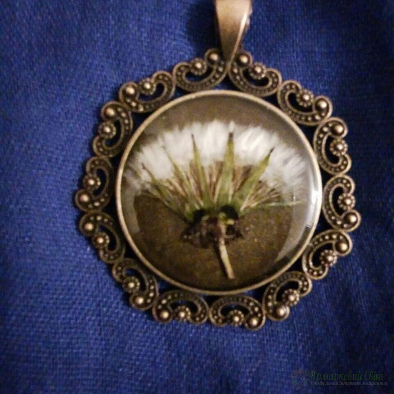 <div style=margin-left:10px><h1>Кулоны с живыми цветами внутри </h1><p><a href="/catalog/ukrasheniya/">Прикраси</a> » <a href="/catalog/ukrasheniya/aksessuary/">Аксесуари</a></p><i class="fa fa-map-marker"></i> Винницкая область, Казатин<br /><br /><div class="socdata"><script src="//yastatic.net/es5-shims/0.0.2/es5-shims.min.js"></script>
                                            <script src="//yastatic.net/share2/share.js"></script>
                                            <div class="ya-share2" data-services="facebook,gplus,twitter,lj,viber,whatsapp,skype" data-counter=""></div></div>