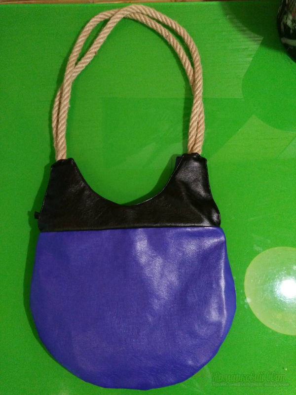 <div style=margin-left:10px><h1>Сумка овальная фиолетовая с черным на замке</h1><p><a href="/catalog/ukrasheniya/">Прикраси</a> » <a href="/catalog/ukrasheniya/aksessuary/">Аксесуари</a></p><i class="fa fa-map-marker"></i> Киевская область, Киев<br /><br /><div class="socdata"><script src="//yastatic.net/es5-shims/0.0.2/es5-shims.min.js"></script>
                                            <script src="//yastatic.net/share2/share.js"></script>
                                            <div class="ya-share2" data-services="facebook,gplus,twitter,lj,viber,whatsapp,skype" data-counter=""></div></div>