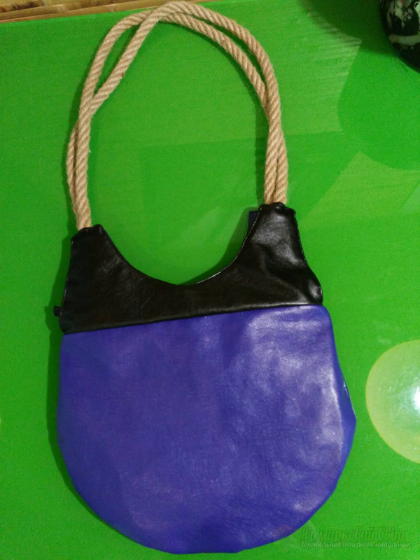 <div style=margin-left:10px><h1>Сумка овальная фиолетовая с черным на замке</h1><p><a href="/catalog/ukrasheniya/">Прикраси</a> » <a href="/catalog/ukrasheniya/aksessuary/">Аксесуари</a></p><i class="fa fa-map-marker"></i> Киевская область, Киев<br /><br /><div class="socdata"><script src="//yastatic.net/es5-shims/0.0.2/es5-shims.min.js"></script>
                                            <script src="//yastatic.net/share2/share.js"></script>
                                            <div class="ya-share2" data-services="facebook,gplus,twitter,lj,viber,whatsapp,skype" data-counter=""></div></div>