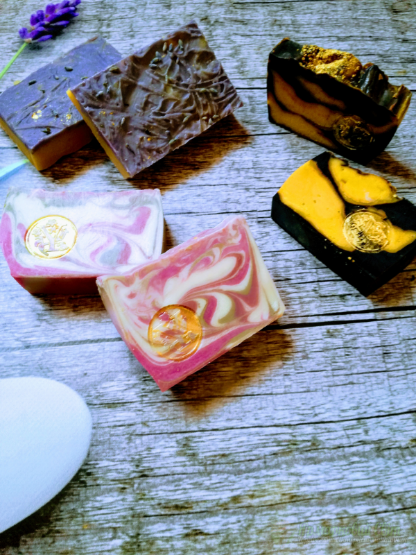 <div style=margin-left:10px><h1>Шёлковое мыло</h1><p><a href="/catalog/podarki--suveniry/">Подарунки, сувеніри</a> » <a href="/catalog/podarki--suveniry/mylo/">Мило</a></p><i class="fa fa-map-marker"></i> Херсонская область, Херсон<br /><br /><div class="socdata"><script src="//yastatic.net/es5-shims/0.0.2/es5-shims.min.js"></script>
                                            <script src="//yastatic.net/share2/share.js"></script>
                                            <div class="ya-share2" data-services="facebook,gplus,twitter,lj,viber,whatsapp,skype" data-counter=""></div></div>