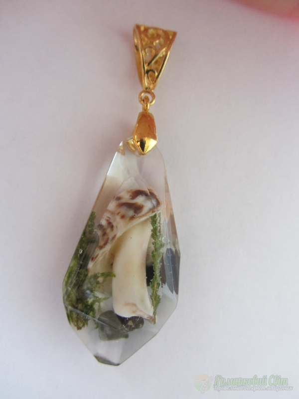 <div style=margin-left:10px><h1>Кулон з ювелірної смоли</h1><p><a href="/catalog/ukrasheniya/">Прикраси</a> » <a href="/catalog/ukrasheniya/aksessuary/">Аксесуари</a></p><i class="fa fa-map-marker"></i> Киевская область, Киев<br /><br /><div class="socdata"><script src="//yastatic.net/es5-shims/0.0.2/es5-shims.min.js"></script>
                                            <script src="//yastatic.net/share2/share.js"></script>
                                            <div class="ya-share2" data-services="facebook,gplus,twitter,lj,viber,whatsapp,skype" data-counter=""></div></div>