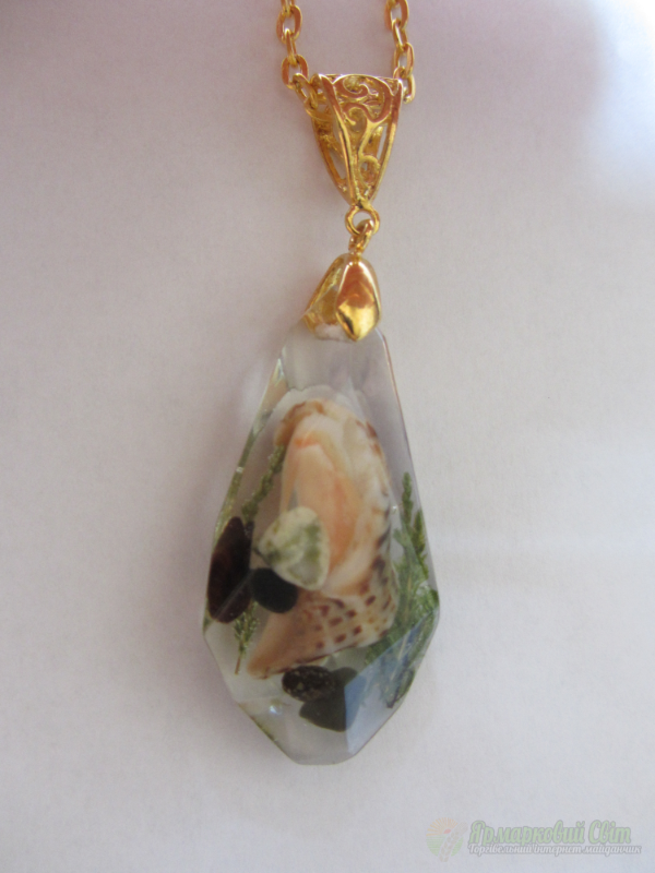 <div style=margin-left:10px><h1>Кулон з ювелірної смоли</h1><p><a href="/catalog/ukrasheniya/">Прикраси</a> » <a href="/catalog/ukrasheniya/aksessuary/">Аксесуари</a></p><i class="fa fa-map-marker"></i> Киевская область, Киев<br /><br /><div class="socdata"><script src="//yastatic.net/es5-shims/0.0.2/es5-shims.min.js"></script>
                                            <script src="//yastatic.net/share2/share.js"></script>
                                            <div class="ya-share2" data-services="facebook,gplus,twitter,lj,viber,whatsapp,skype" data-counter=""></div></div>