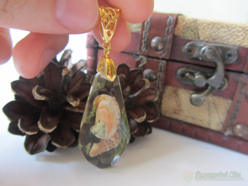 <div style=margin-left:10px><h1>Кулон з ювелірної смоли</h1><p><a href="/catalog/ukrasheniya/">Прикраси</a> » <a href="/catalog/ukrasheniya/aksessuary/">Аксесуари</a></p><i class="fa fa-map-marker"></i> Киевская область, Киев<br /><br /><div class="socdata"><script src="//yastatic.net/es5-shims/0.0.2/es5-shims.min.js"></script>
                                            <script src="//yastatic.net/share2/share.js"></script>
                                            <div class="ya-share2" data-services="facebook,gplus,twitter,lj,viber,whatsapp,skype" data-counter=""></div></div>