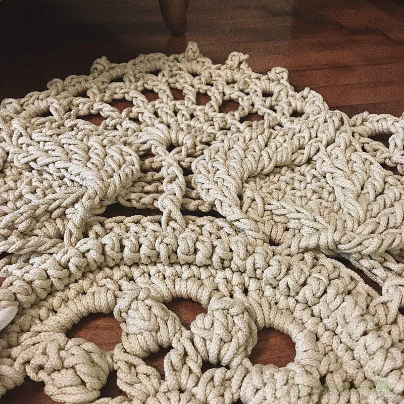 <div style=margin-left:10px><h1>Стильный и уникальный ВЯЗАНЫЙ КОВЕР бежевого цвета. Ручная работа</h1><p><a href="/catalog/dekor/">Декор</a> » <a href="/catalog/dekor/drugoe/">Iнше</a></p><i class="fa fa-map-marker"></i> Днепропетровская область, Днепропетровск<br /><br /><div class="socdata"><script src="//yastatic.net/es5-shims/0.0.2/es5-shims.min.js"></script>
                                            <script src="//yastatic.net/share2/share.js"></script>
                                            <div class="ya-share2" data-services="facebook,gplus,twitter,lj,viber,whatsapp,skype" data-counter=""></div></div>