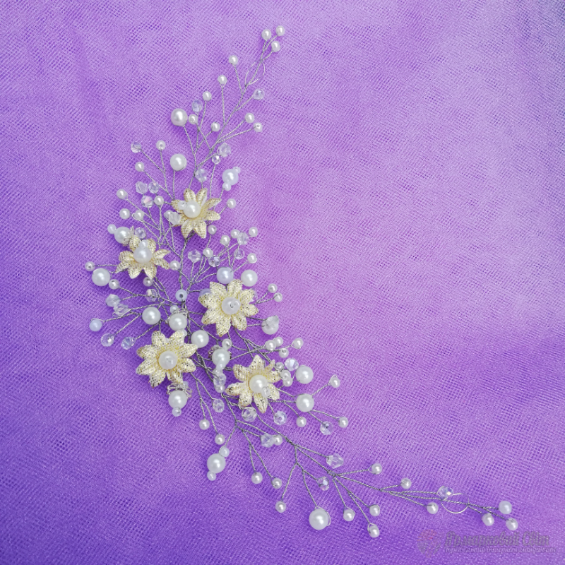 <div style=margin-left:10px><h1>Веточка в прическу</h1><p><a href="/catalog/ukrasheniya/">Прикраси</a> » <a href="/catalog/ukrasheniya/aksessuary/">Аксесуари</a></p><i class="fa fa-map-marker"></i> Черкасская область, Черкассы<br /><br /><div class="socdata"><script src="//yastatic.net/es5-shims/0.0.2/es5-shims.min.js"></script>
                                            <script src="//yastatic.net/share2/share.js"></script>
                                            <div class="ya-share2" data-services="facebook,gplus,twitter,lj,viber,whatsapp,skype" data-counter=""></div></div>